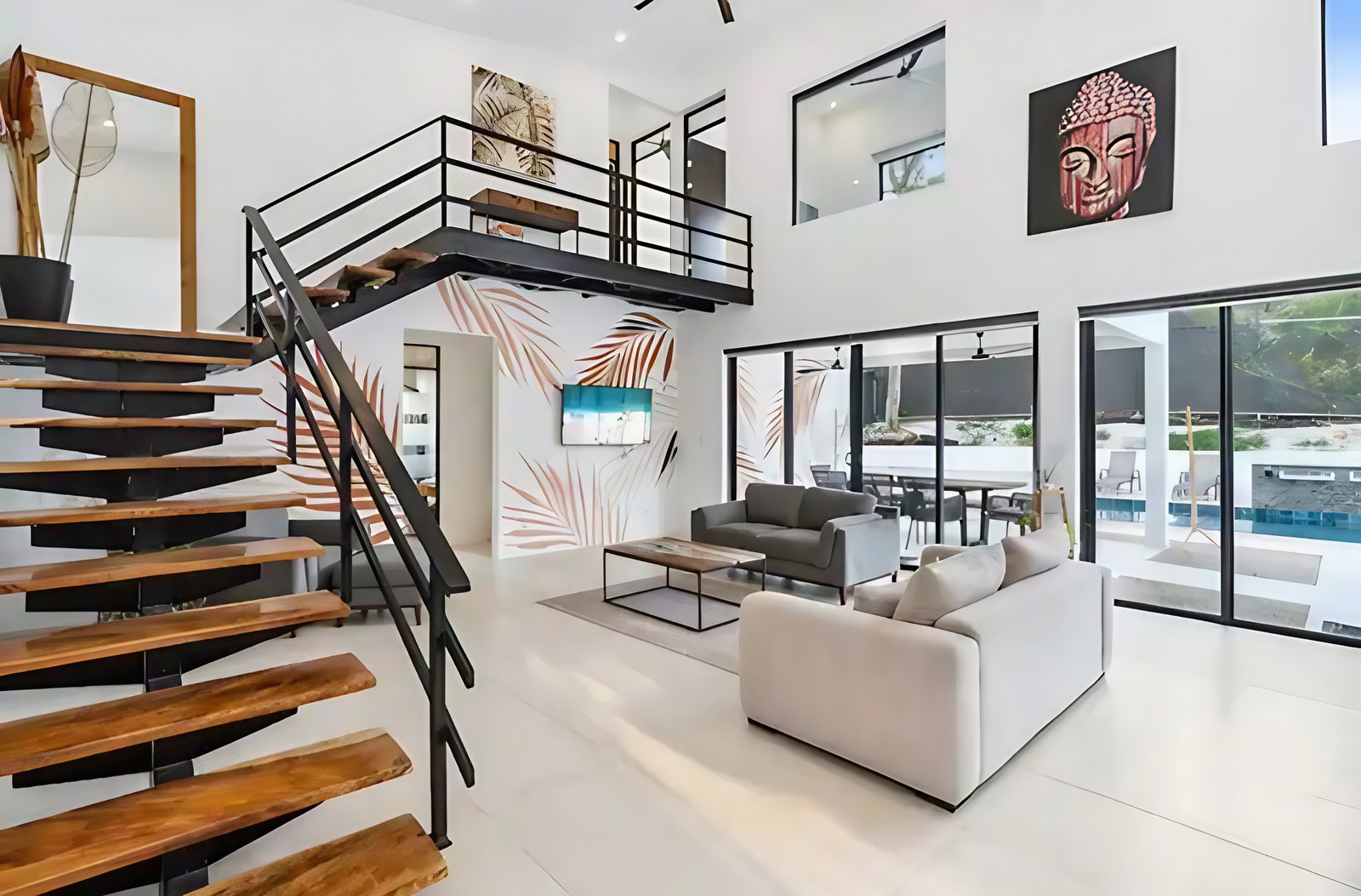 Interior moderno con segunda planta y escaleras